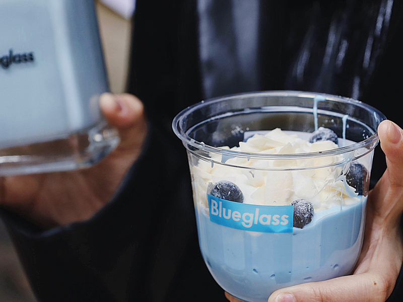Blue yogurt with phycocyanin